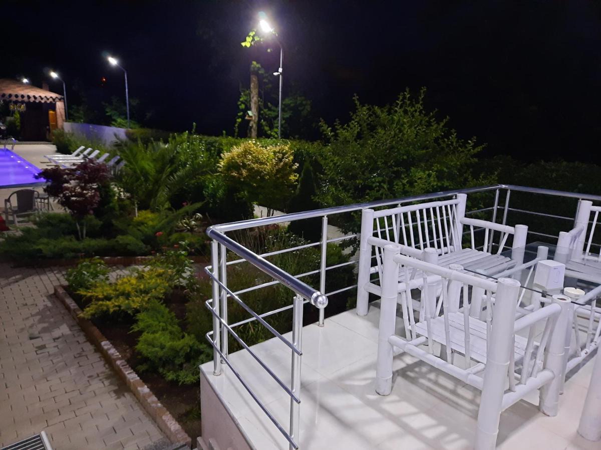 Nica Hotel Koboeleti Buitenkant foto