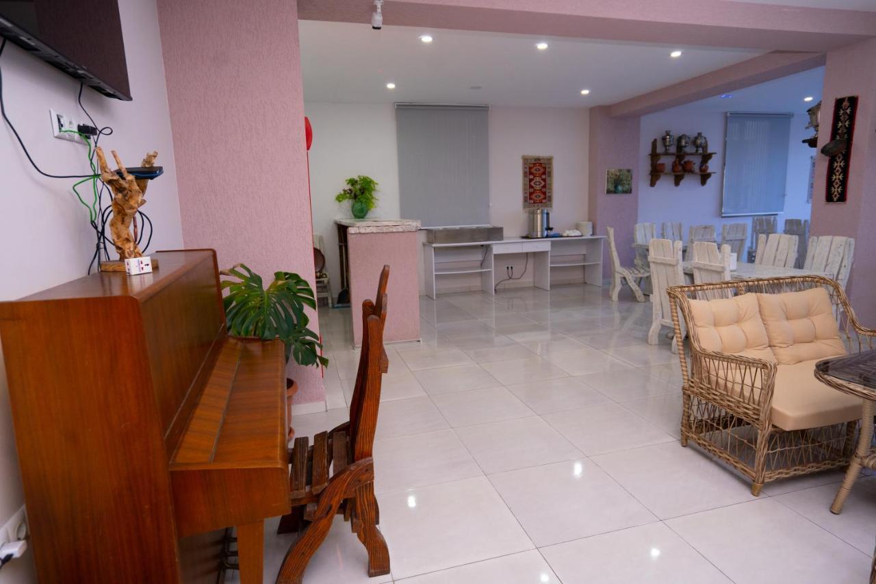 Nica Hotel Koboeleti Buitenkant foto